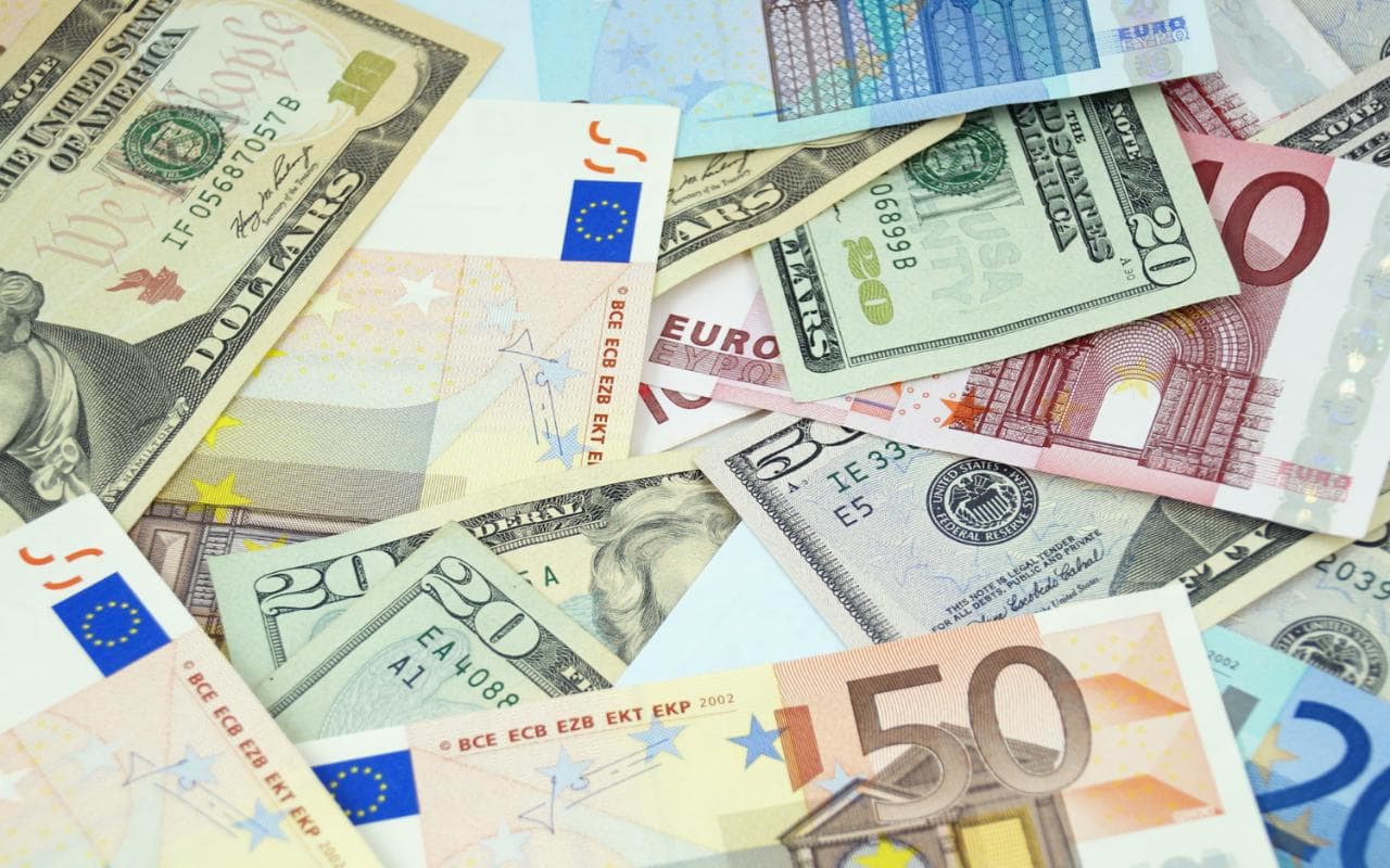 Devo levar dinheiro vivo para a Europa?